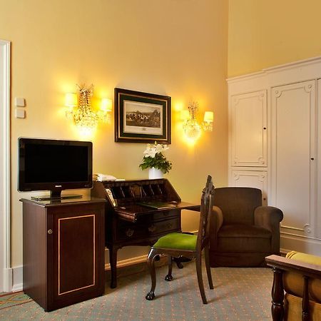 Hotel Avenida Palace Lisbon Bagian luar foto A room at the hotel