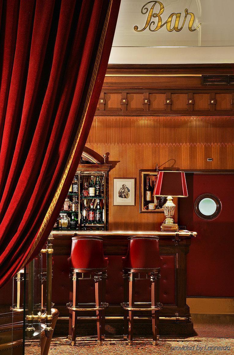 Hotel Avenida Palace Lisbon Bagian luar foto The bar at the Savoy