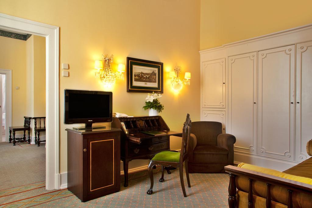 Hotel Avenida Palace Lisbon Bagian luar foto A room at the hotel