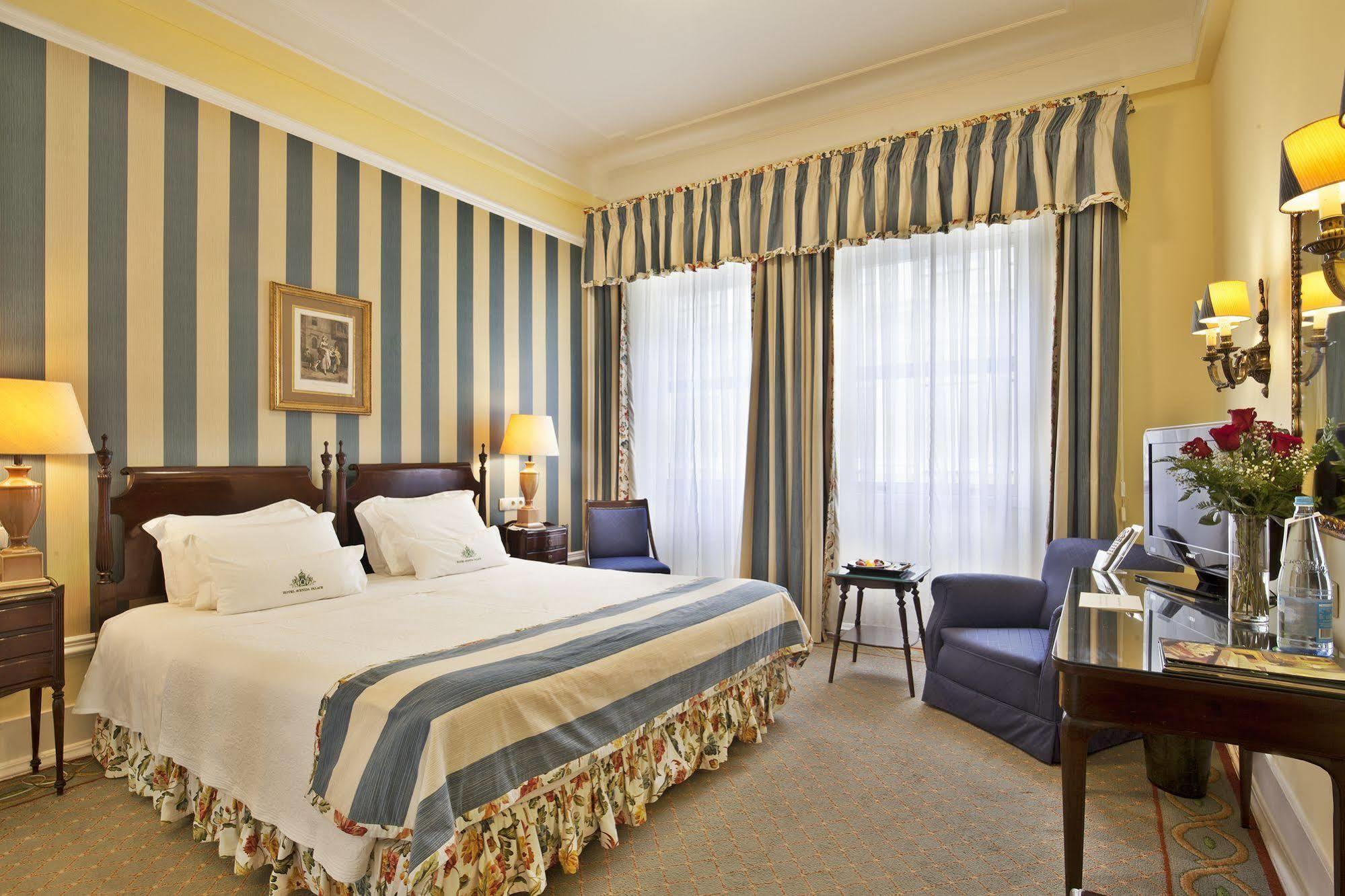 Hotel Avenida Palace Lisbon Bagian luar foto A room at the hotel