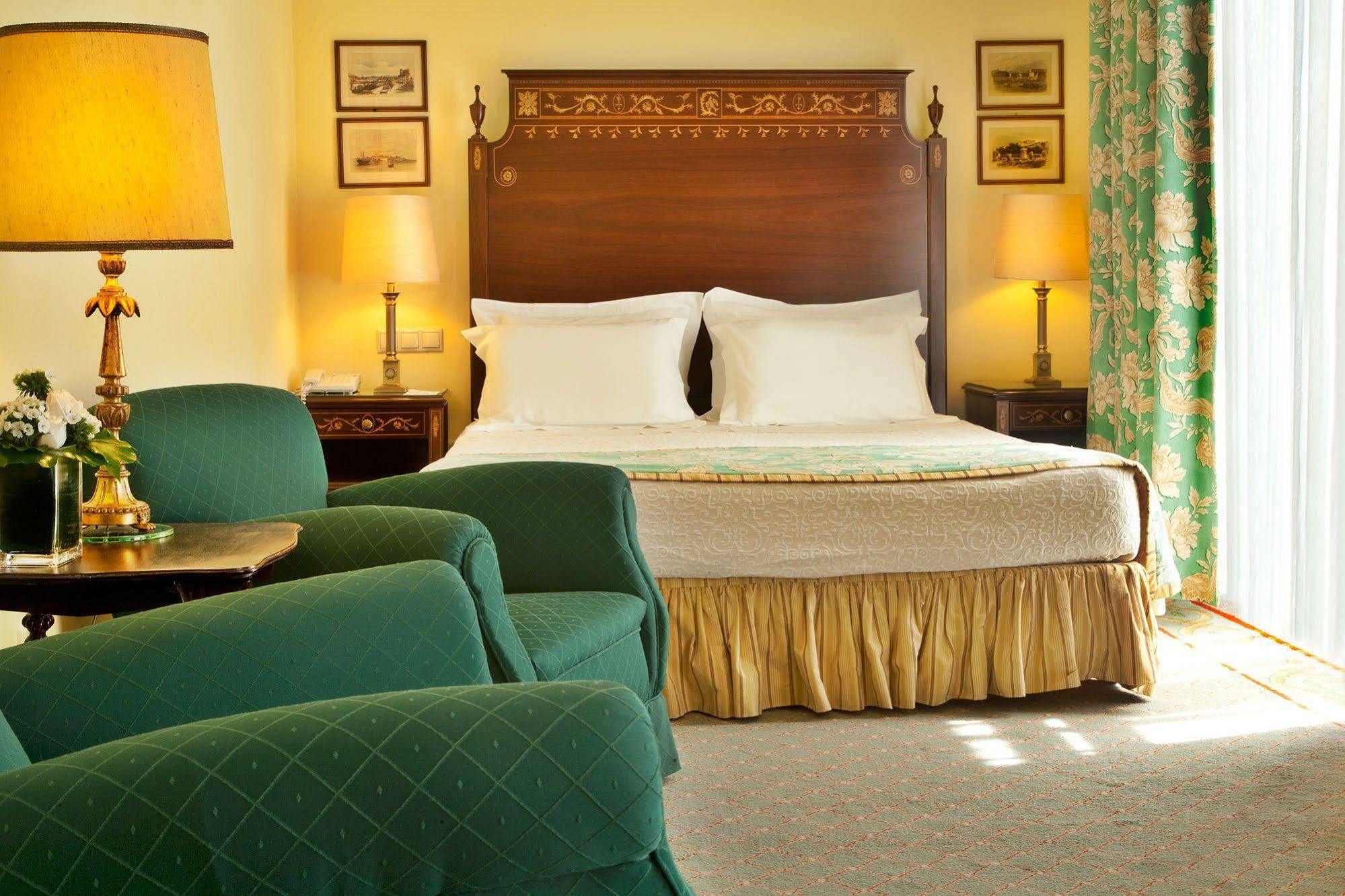 Hotel Avenida Palace Lisbon Bagian luar foto A room at the hotel
