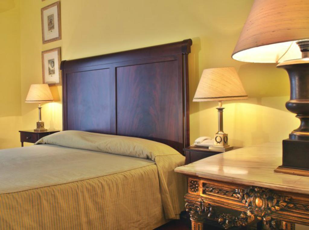 Hotel Avenida Palace Lisbon Ruang foto A bedroom at the hotel