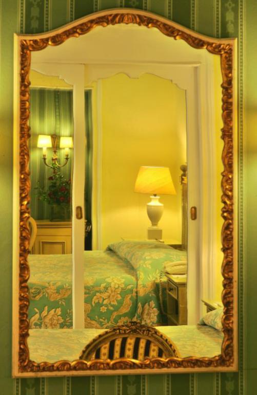 Hotel Avenida Palace Lisbon Bagian luar foto A room at the hotel